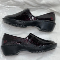 Women’s Lila Non-slip Clog by SureGrip 5.5M Black Croco Patent