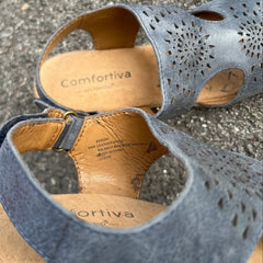 Women’s Comfortiva Felda Sandal 6.5M Blue Leather