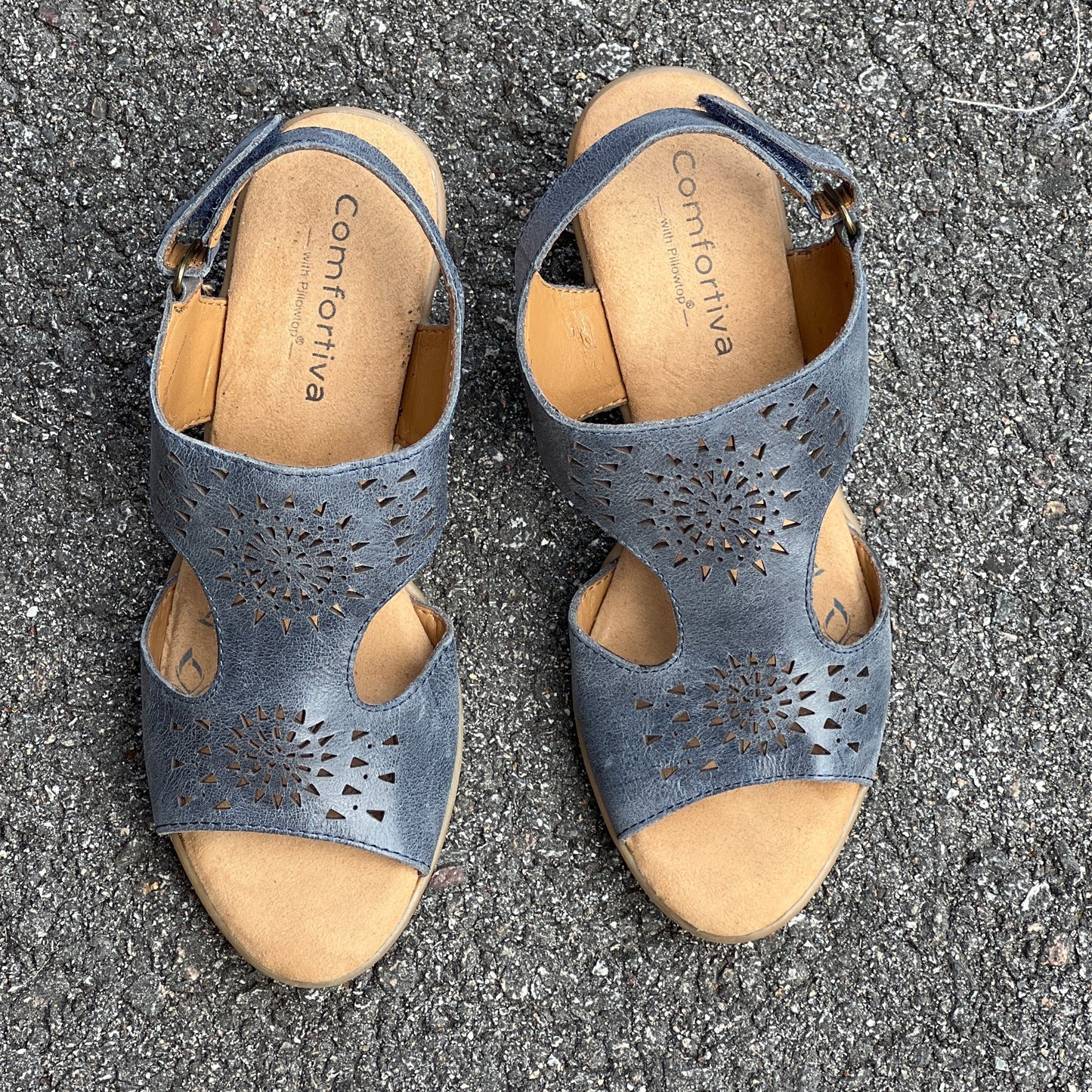 Women’s Comfortiva Felda Sandal 6.5M Blue Leather