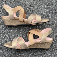 Women’s Taryn Rose •Spiro• Cross Band Sandal 6M Quinoa Metallic Leather/Elastic