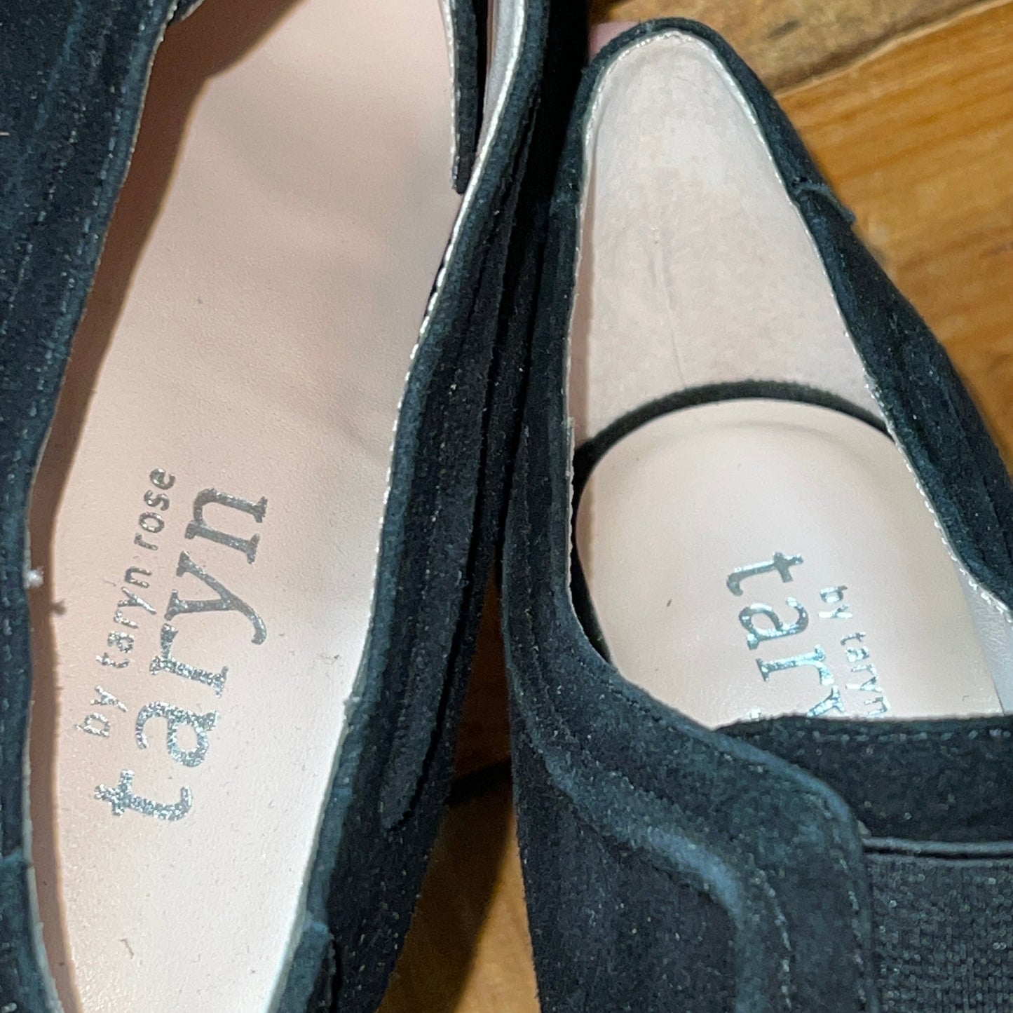 Taryn by Taryn Rose •Tryna•Gored-vamp Pump 6M Black Kid Suede Leather