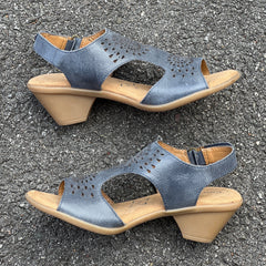 Women’s Comfortiva Felda Sandal 6.5M Blue Leather