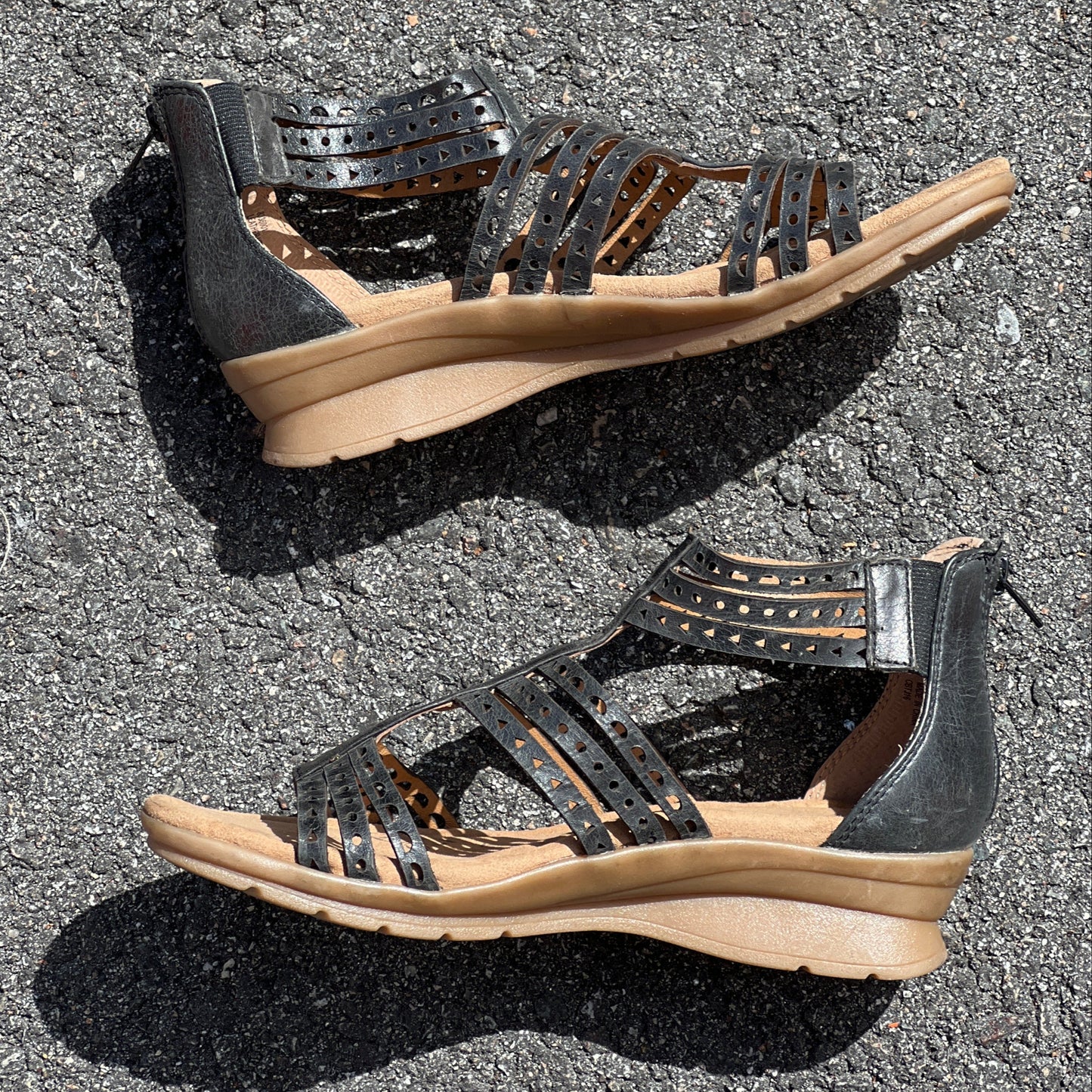 Women’s Comfortiva Kaelin Gladiater Sandal 7.5W Black Leather