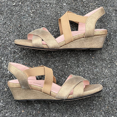 Women’s Taryn Rose •Spiro• Cross Band Sandal 6M Quinoa Metallic Leather/Elastic