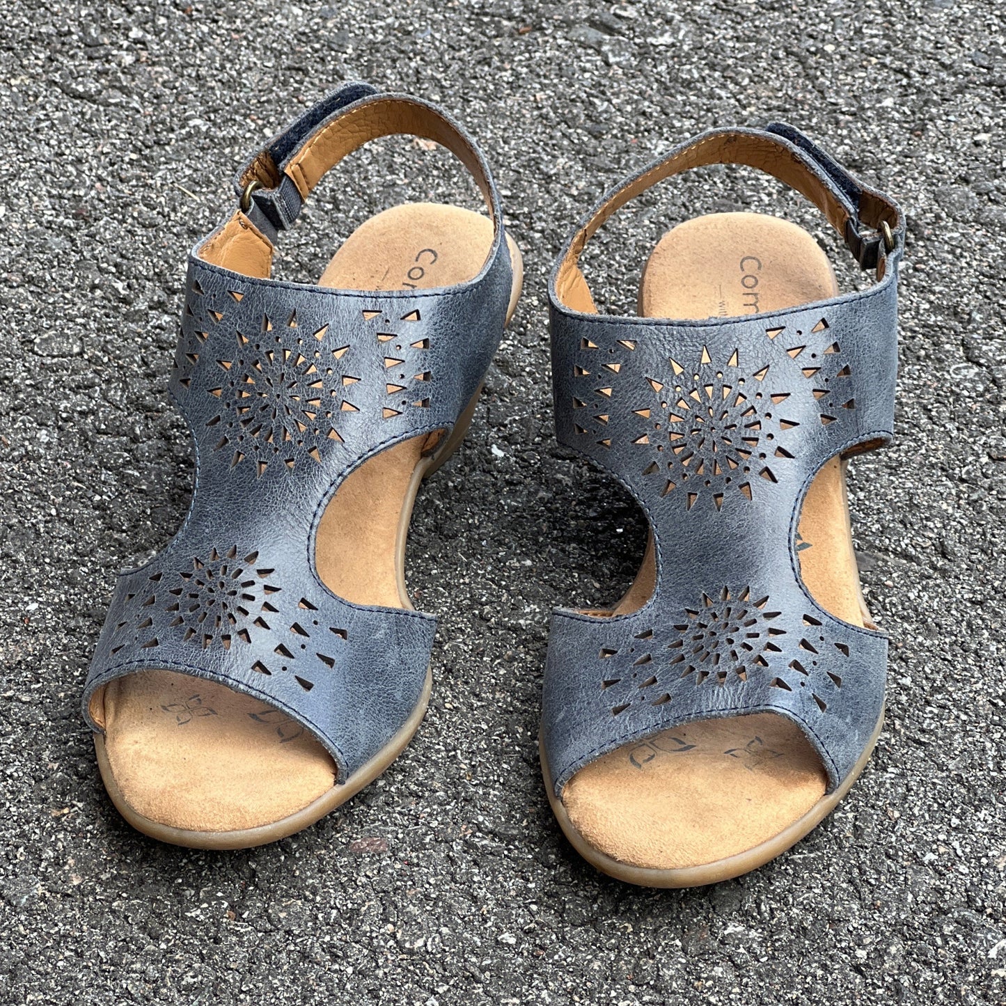 Women’s Comfortiva Felda Sandal 6.5M Blue Leather