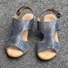 Women’s Comfortiva Felda Sandal 6.5M Blue Leather