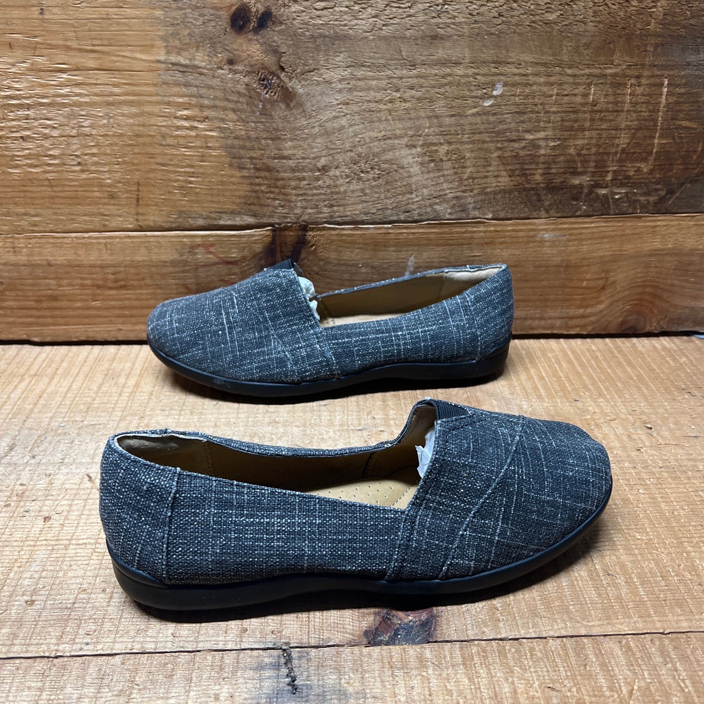 SOFTSPOTS Women's •Amena• Slip-on Black Canvas Skimmer 6.5W