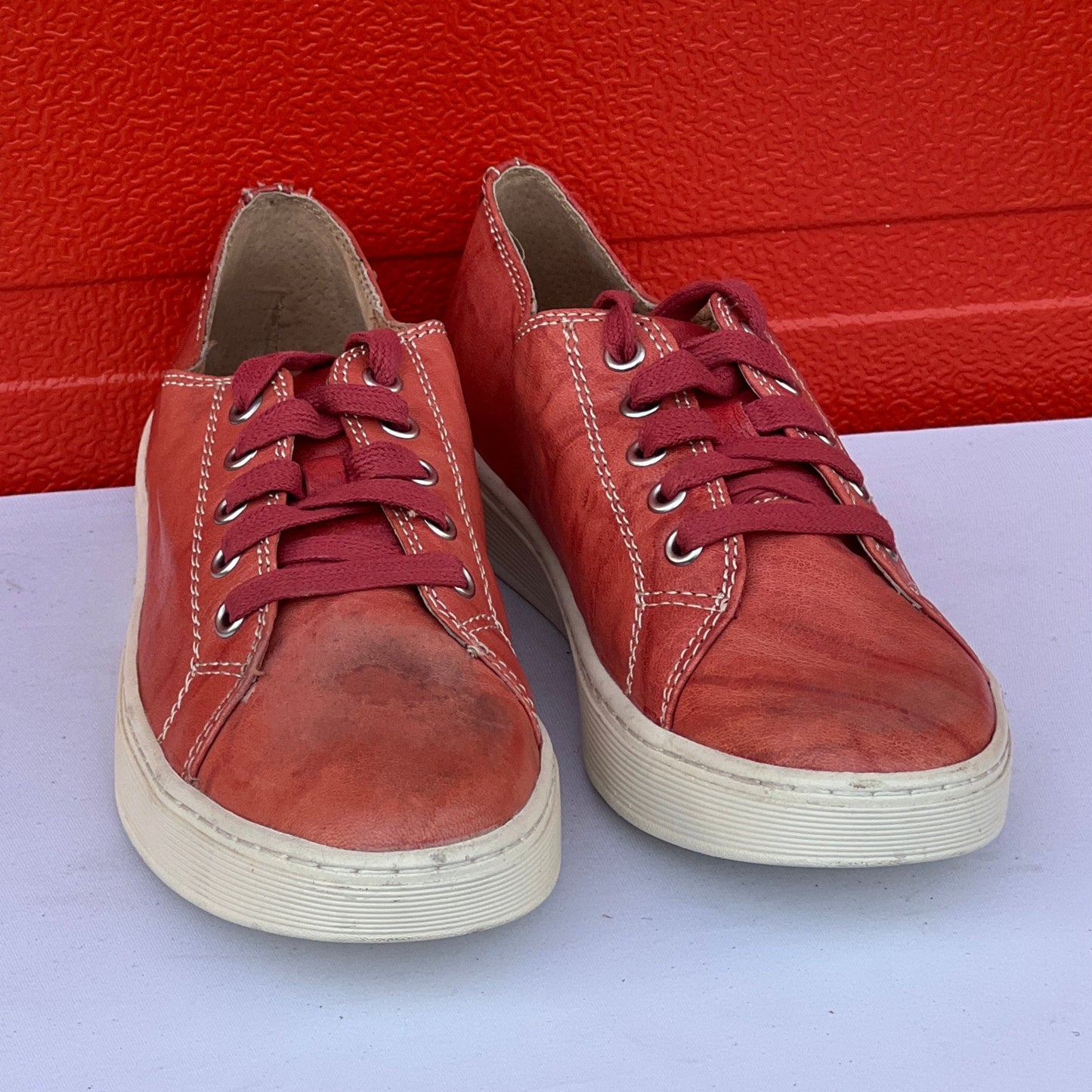 Woman’s Sofft s •Baltazar• Classic Lace-up Sneaker 8.5M Red Distressed Leather