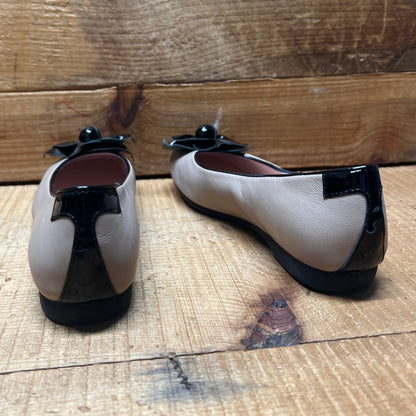 Taryn Rose • Berndt •Slip on  Leather Flat 6M  Nutmeg/Black Patent