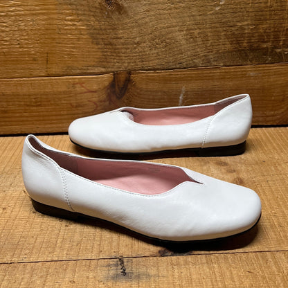 Taryn Rose • Bradley •Slip on  Flat 6M White Leather