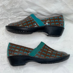 Women’s Lila Non-slip Clog by SureGrip 9M Brown/Teal Blue Bicycle Patent