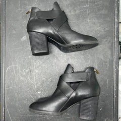 Woman’s Isola Larkin boot  10M black leather