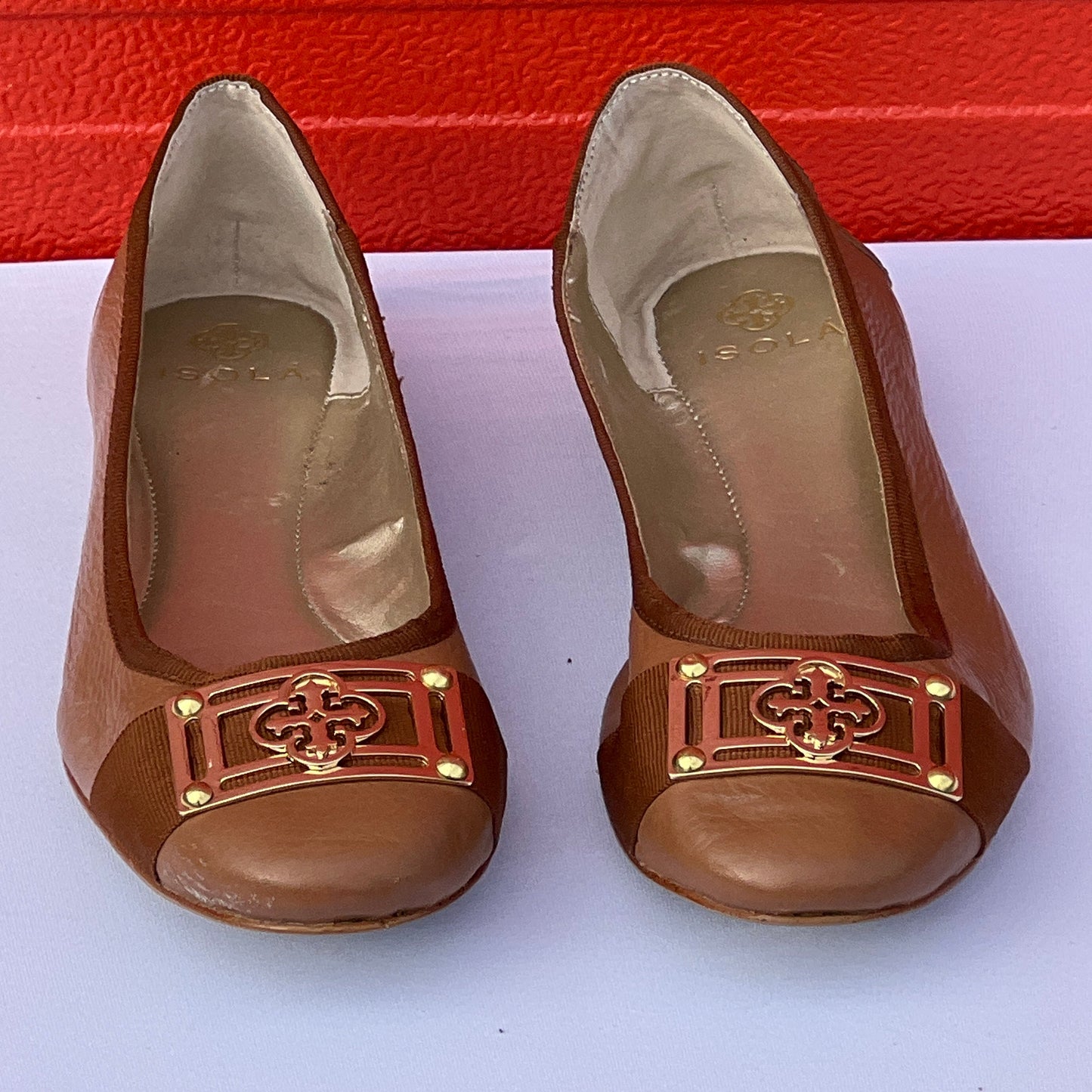 Woman’s Isola •Bricen• Signature Flat 8M Tan Leather