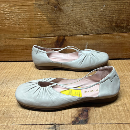 Women’s Taryn Rose •Bryan• Pleated Vamp  Flat 6M  Bone  Leather